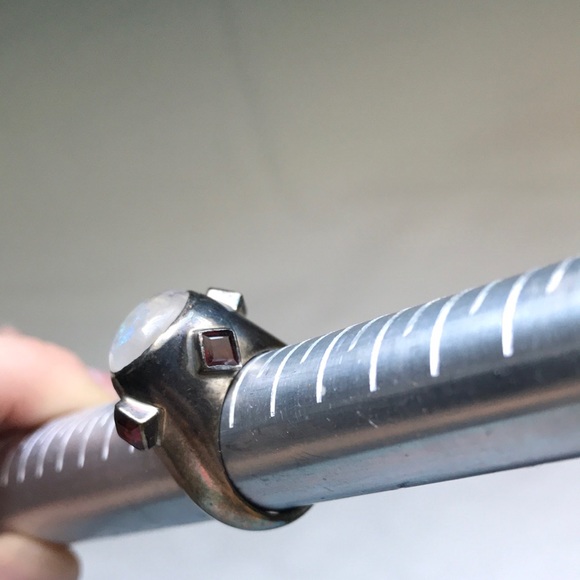 Vintage rainbow moonstone & garnet silver ring - Picture 7 of 8